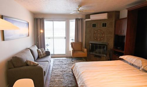 A seating area at Magog Waterfront Condo