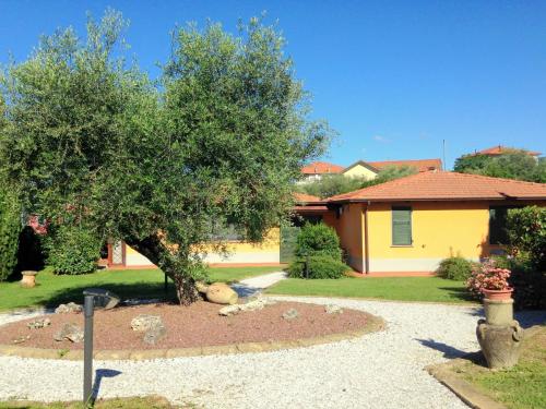 Spacious Holiday Home in Bolano with shared Pool tesisinin dışında bir bahçe