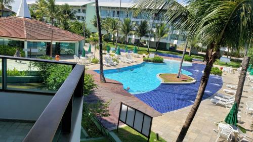 une vue aérienne d'une piscine dans un complexe hôtelier dans l'établissement Ancorar Resort Frente Mar - Flat 6103, à Porto de Galinhas