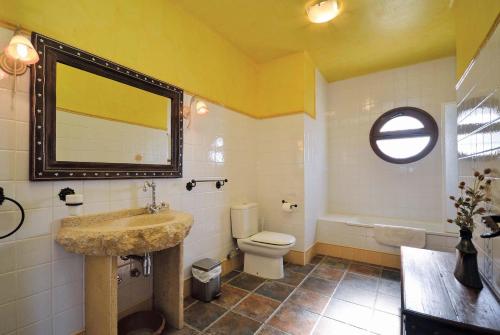 フリヒリアナにあるCortijo El Ninoのバスルーム(洗面台、トイレ、鏡付)