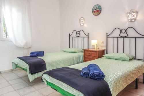 La AsomadaにあるJuanaのベッドルーム1室(ベッド2台、壁掛け時計付)