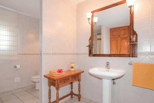 La AsomadaにあるJuanaのバスルーム(洗面台、トイレ、鏡付)