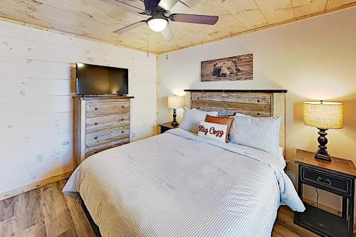 Ένα ή περισσότερα κρεβάτια σε δωμάτιο στο Bear Cove Falls