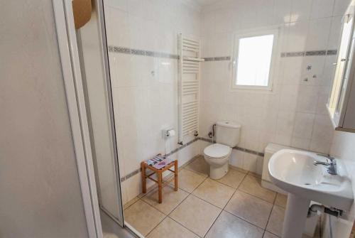 モライラにあるKathrinのバスルーム(トイレ、洗面台、シャワー付)