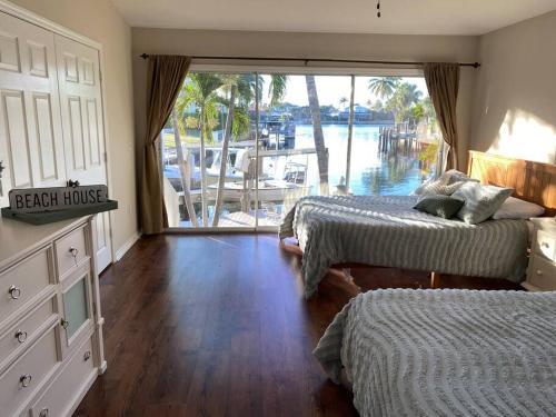 Foto da galeria de Windemere on Marco Island. 4 BR waterfront home em Marco Island