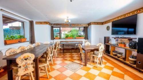 una sala da pranzo con tavolo e sedie di Vila Stefana Paltinis a Păltiniş