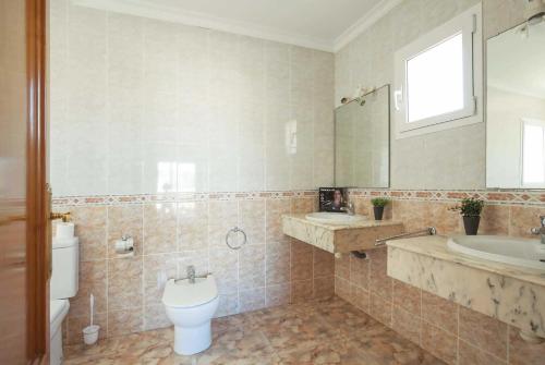 デニアにあるVilla Nogueraのバスルーム(トイレ、洗面台、バスタブ、トイレ付)