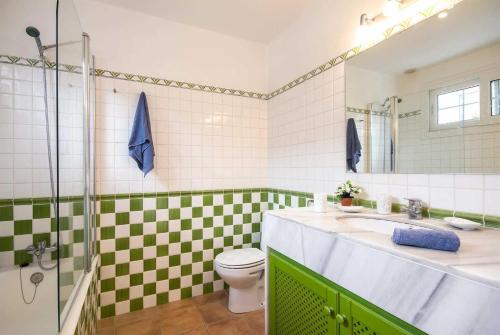 ビニベカにあるEl Veranoのバスルーム(洗面台、トイレ、シャワー付)