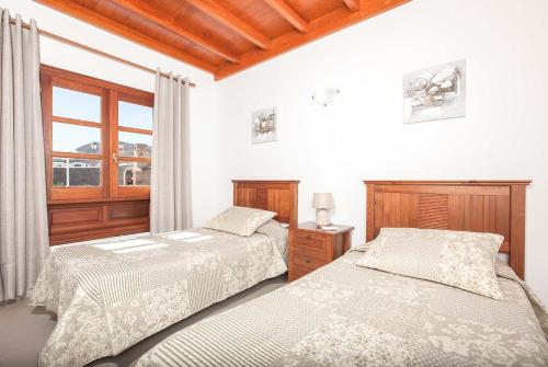 プラヤ・ブランカにあるBlancaのベッドルーム1室(ベッド2台、窓付)