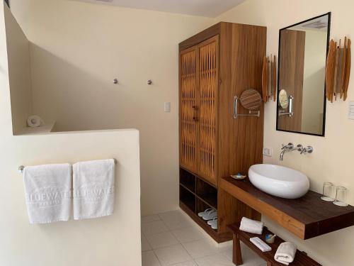 Bluewater Panglao Resort tesisinde bir banyo