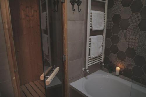 een badkamer met een wastafel, een spiegel en een kaars bij Del Conte in Kalopanayiotis