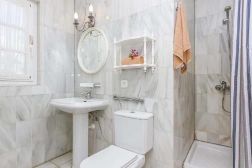 プエルト・デル・カルメンにあるCasa Marquesaのバスルーム(トイレ、洗面台、鏡付)