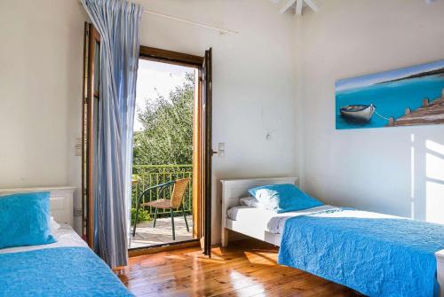 シヴォタにあるOstriaのベッドルーム1室(ベッド2台付)、バルコニーへのドアが備わります。