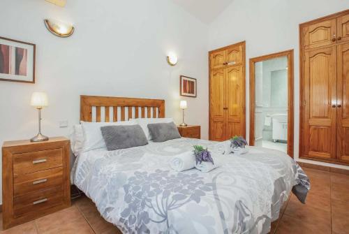 プラヤ・ブランカにあるMendi Gorriのベッドルーム(大型ベッド1台、木製キャビネット付)