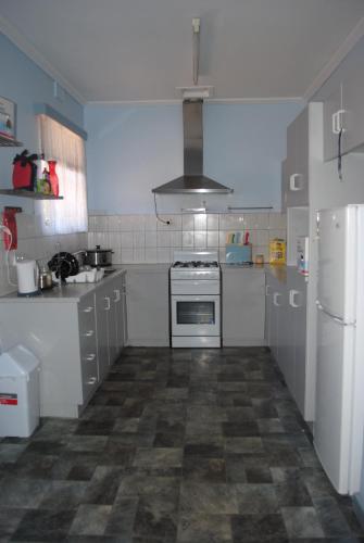 Η κουζίνα ή μικρή κουζίνα στο Port Adelaide Backpackers