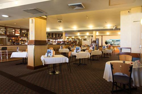 Grand Tasman Hotel tesisinde bir restoran veya yemek mekanı