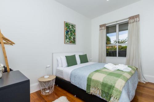 een slaapkamer met een bed en een raam bij Corokia Villa in Richmond