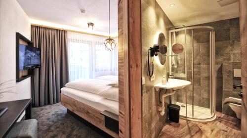 Een bed of bedden in een kamer bij A4 AlmA Alpin Appartments