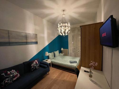 a living room with a couch and a bed at 020 CHIC & COSY GRAND APPART 57m2 HYPERCENTRE WIFI SMART TV NETFLIX in Saint-Étienne