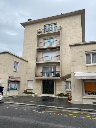 - un grand bâtiment en briques avec des fenêtres donnant sur une rue dans l'établissement Vivez Le Centre ville à la Plage - Balcon, au Havre