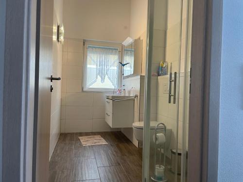 ein Bad mit einem WC und einem Fenster in der Unterkunft Fam M&H Schönes Zimmer Vermieten in Wangen Im Allgäu in Wangen im Allgäu