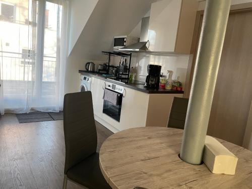 a kitchen with a table and a stove top oven at Fam M&H Schönes Zimmer Vermieten in Wangen Im Allgäu in Wangen im Allgäu