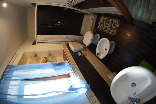 ein kleines Bad mit einem Waschbecken und einem WC in der Unterkunft B&B Ciro in Pompei