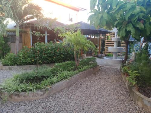 Taman di luar SMAK's Hotel