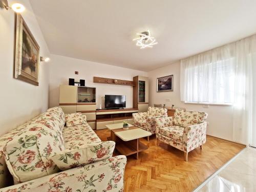 Split City Apartment Rosemary