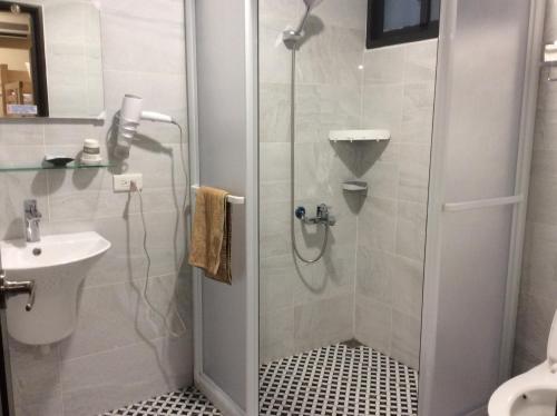 a bathroom with a shower and a sink at 里Mi背包青旅 Hostel in Fuli