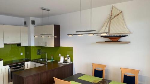 Kuchyňa alebo kuchynka v ubytovaní Apartament Portowe Wspomnienia