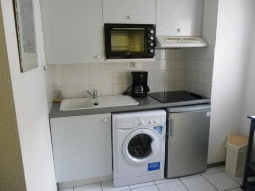 Il comprend une petite cuisine équipée d'un lave-linge et d'un four micro-ondes. dans l'établissement Résidence de L'YSE Bat C tarif spécial cure 21 J, à Luz-Saint-Sauveur
