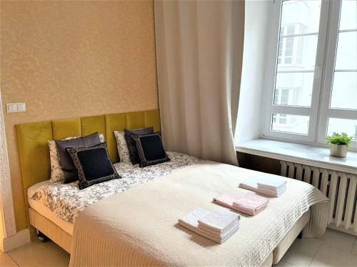 um quarto com uma cama com toalhas em Poznańska Street Apartment em Varósvia