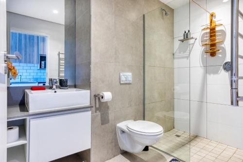 łazienka z toaletą, umywalką i prysznicem w obiekcie Backup-Powered Trendy City Balcony Apartment w Kapsztadzie