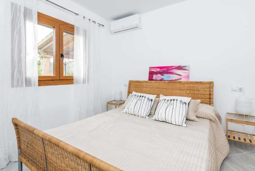 ポリェンサにあるCa'n Salas Granのベッドルーム1室(白い壁のベッド1台、窓付)