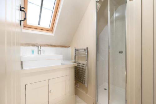 Vannituba majutusasutuses Driftwood Cottage Holme next the sea pets go free