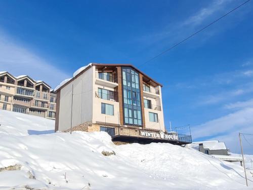 un edificio en la cima de una colina nevada en Gudauri Winter House en Gudauri