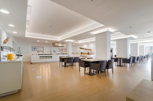 パルマ・デ・マヨルカにあるHotel Miradorのテーブルと椅子のあるダイニングルームとキッチン