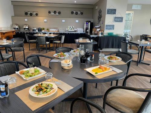 a restaurant with tables with plates of food on them at Best Western Golf d'Albon in Albon