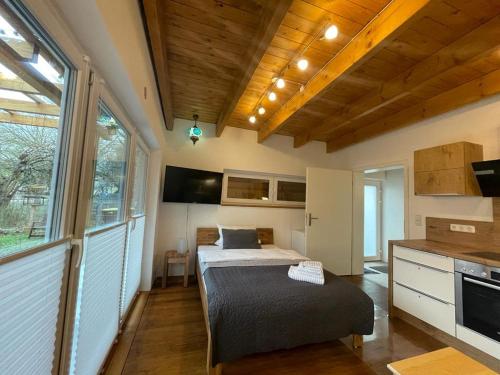 Kuchyň nebo kuchyňský kout v ubytování Ferienwohnung im Stadtzentrum von Bernau - Komfortable Wohnung mit 2 Zimmern, Bad, Spülmaschine, Waschmaschine, komplette Küche, WLAN, Terrasse, ruhige Lage