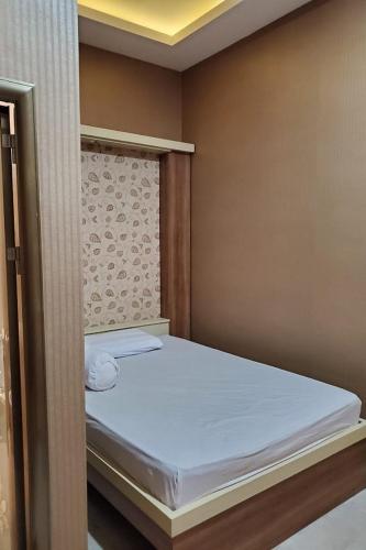 a small bedroom with a bed in a room at RedDoorz near Simpang Tujuh Kudus in Kudus