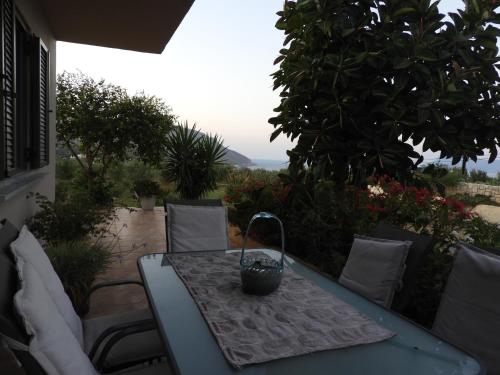 Balkoni atau teres di Chrissi's house with garden and sea view Zerviana