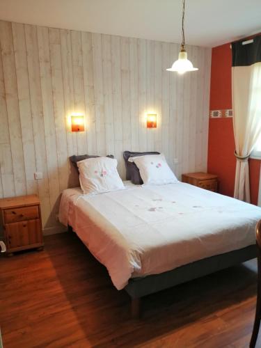 une chambre avec un grand lit avec deux oreillers dans l'établissement moulin de la lande, à Perros-Guirec