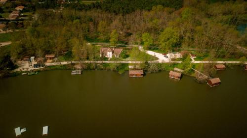 an aerial view of a lake with houses and trees at Dahu Wake Park, proche Saint Emilion in Sablons