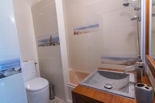 a bathroom with a toilet and a sink at T2 standing de 60m2 proche du jardin de l'état in Saint-Denis