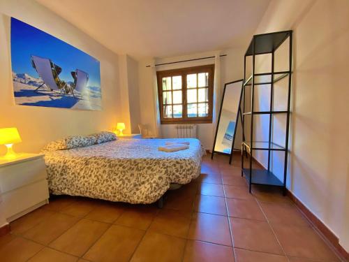een kleine slaapkamer met een bed en een raam bij Agols, Canillo Centro, Zona Grandvalira in Canillo