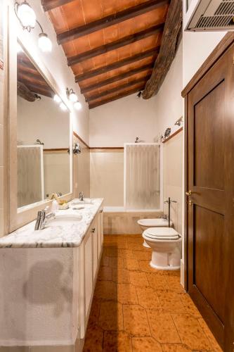 a bathroom with two sinks and a toilet at Borgo Il Poggiaccio Residenza d'Epoca in Sovicille