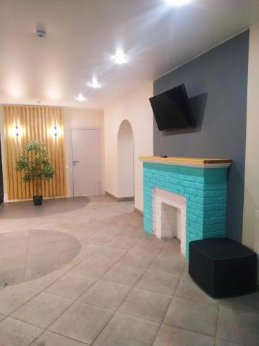 - un salon avec une cheminée en briques bleues dans l'établissement Krona Hotel, à Dibuny