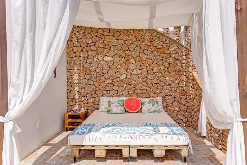 フリヒリアナにあるVilla Conchiの石造りの壁のドミトリールーム(ベッド1台)