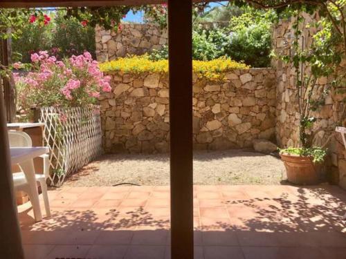 Κήπος έξω από το Hotel Porto Puddu - Il Nido dei Gabbiani